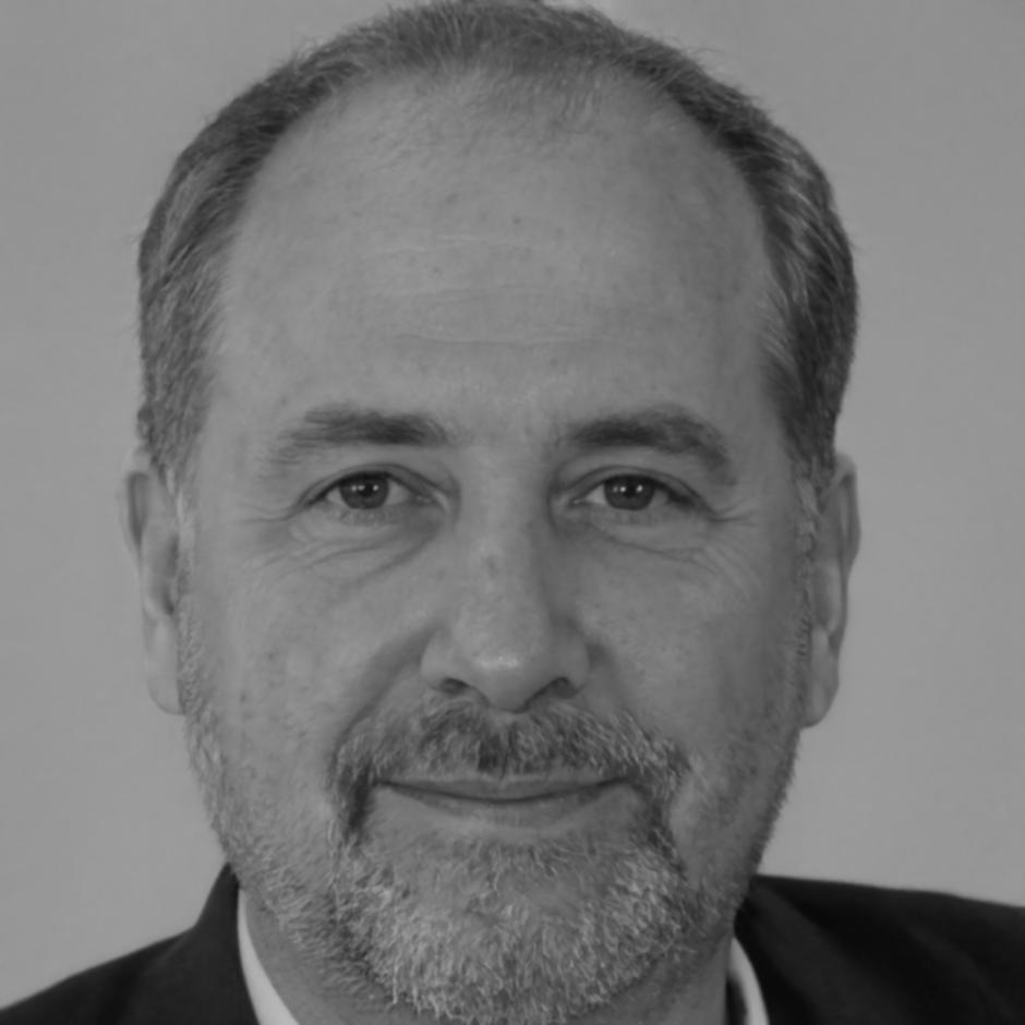 Retrato profesional de experto en finanzas corporativas